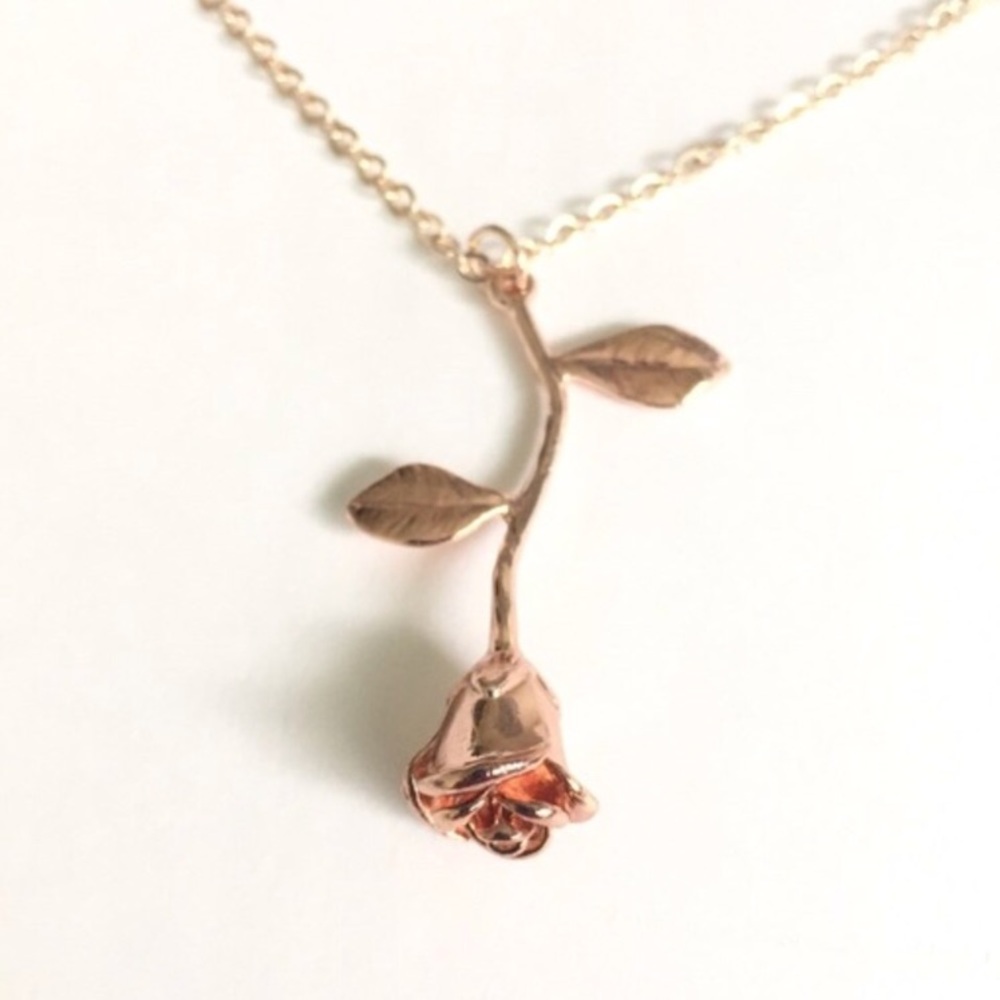 brandy melville rose necklace🌹only comes in gold